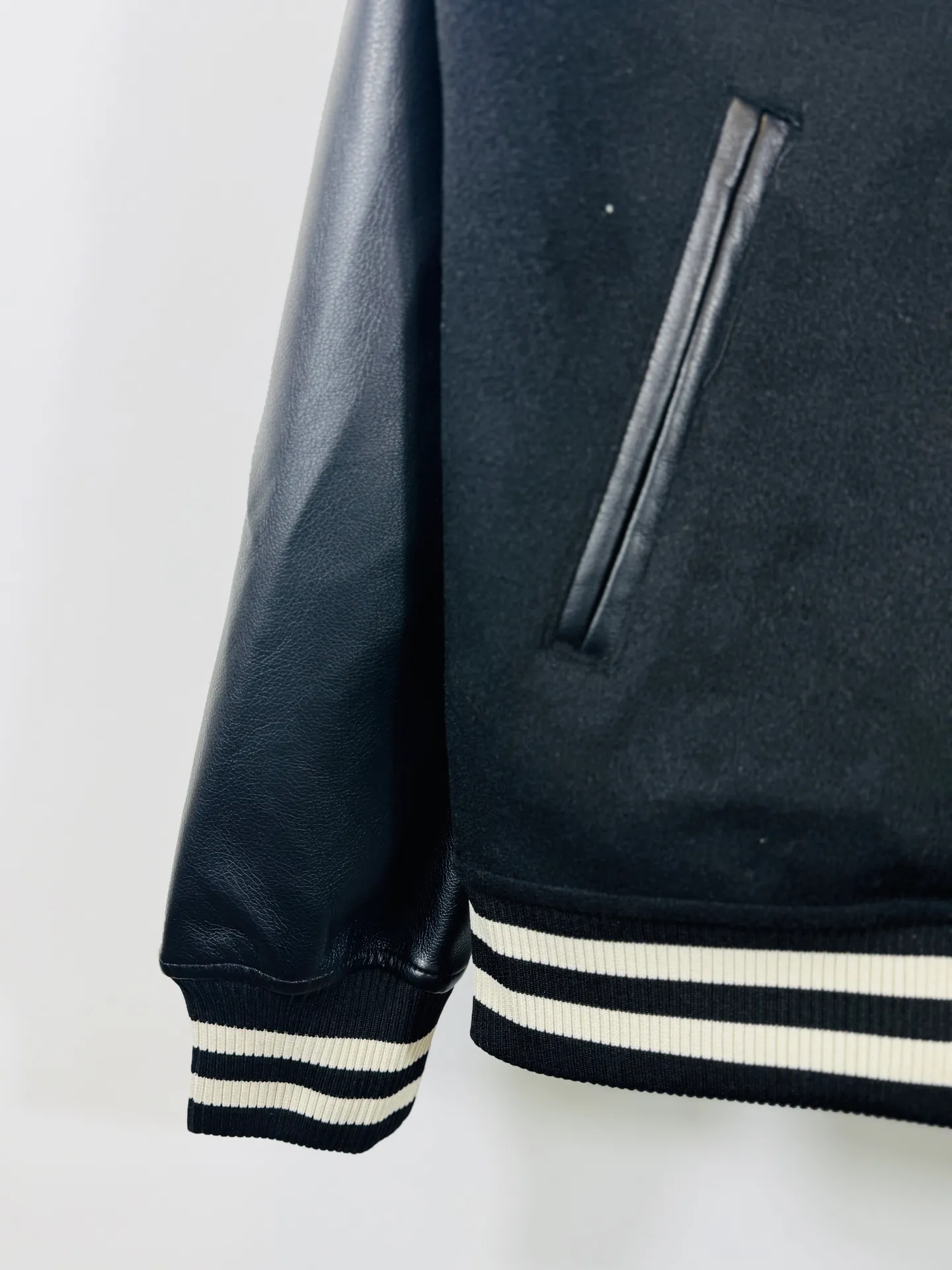 P520 top version 🐮 Real shot without P, ​​different from market products] Chrome Hearts 🍁Winter clothing is coming🍁 Sanskrit cross woolen leather sleeves spliced ​​baseball embroidered cotton jacket, heavy embroidery ➕ special craftsmanship of double sleeve splicing, counter synchronization, heavy industry! ! Customized version of thickened woolen fabric, silk lining, customized version of hardware, not the ordinary version on the market! Color: Black Red Code: S, M, L, XL